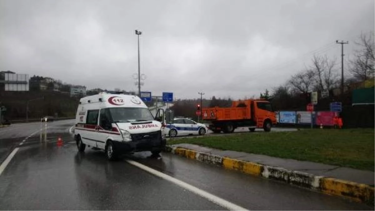 Akçakoca\'da Ambulans ile Otomobil Çarpıştı: 1 Yaralı