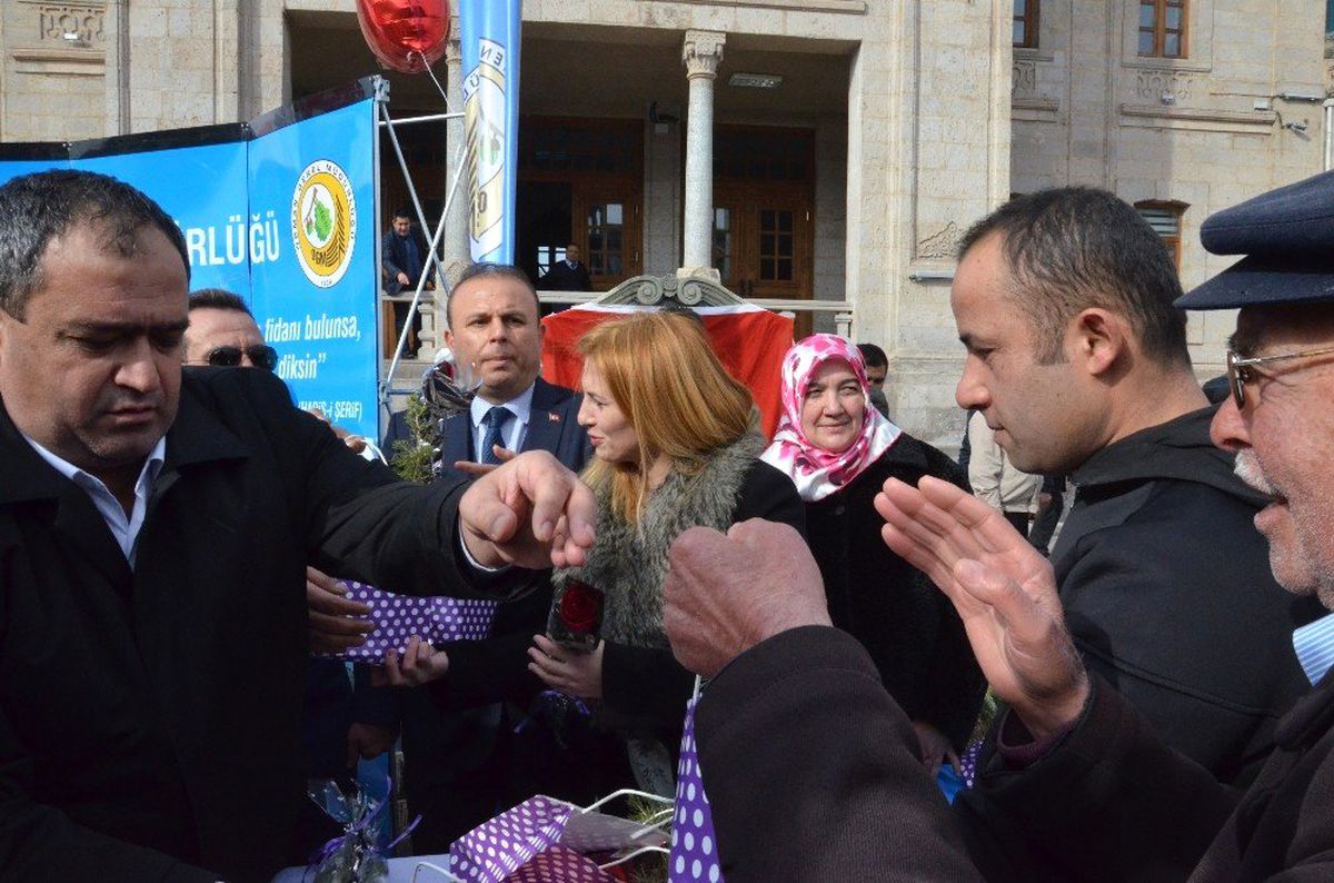Aksaray\'da Sevgililer Gününde Fidan Dağıtıldı