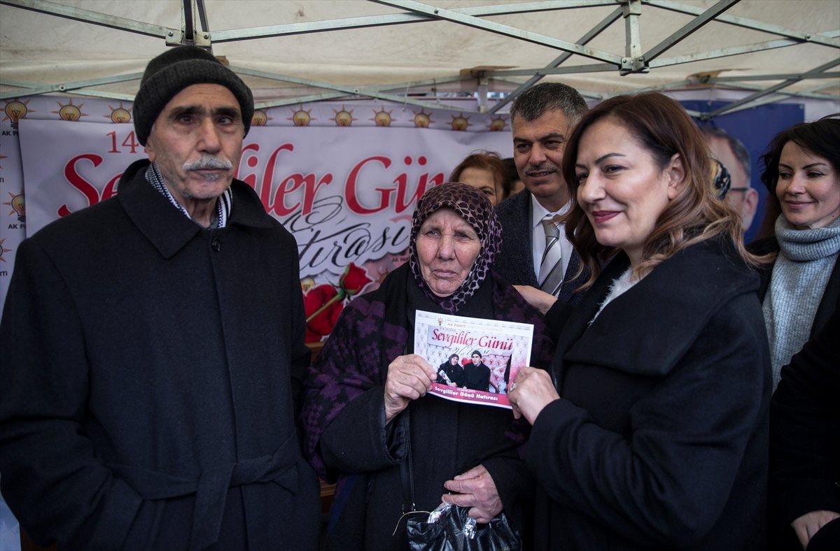 Amber Türkmen Vatandaşlara Gül Hediye Etti