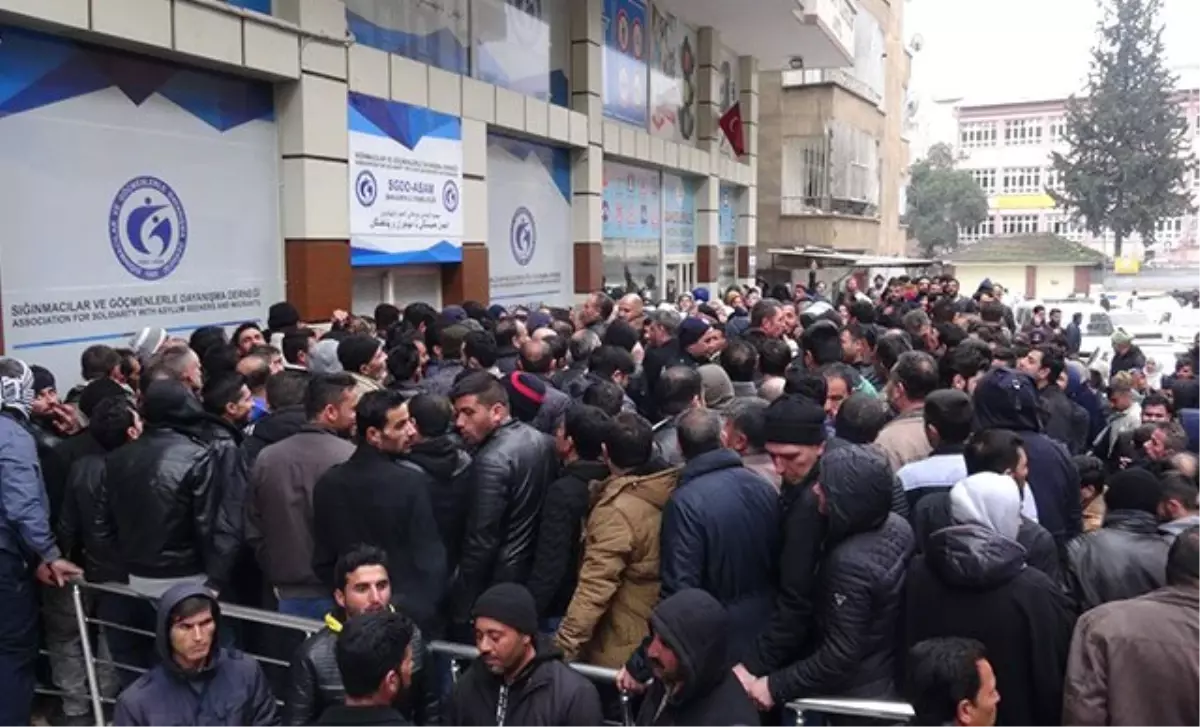 Avrupa\'ya Mülteci Alınacağı Yalanı Binlerce Suriyeliyi Derneğin Kapısına Yığdı