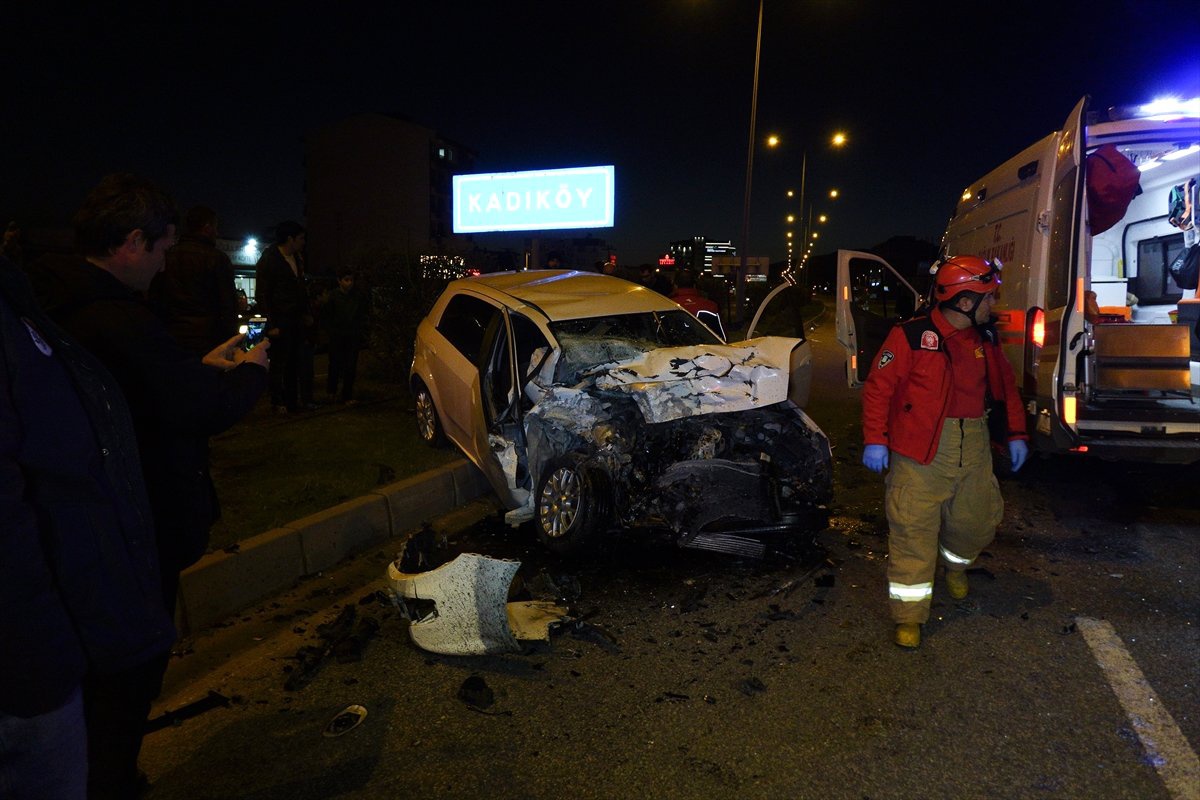 Balıkesir\'de Zincirleme Trafik Kazası: 5 Yaralı