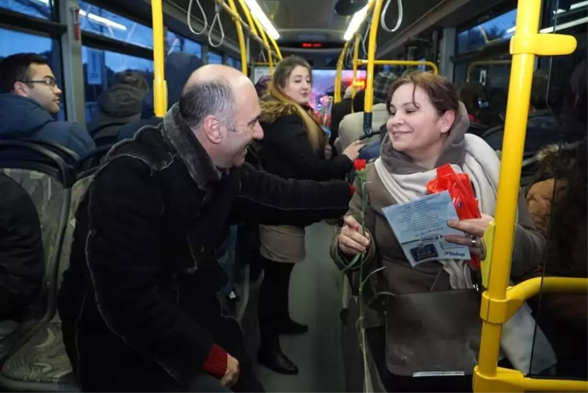 Başkan Adayı Belediye Otobüsüne Bindi, Karanfil Dağıttı