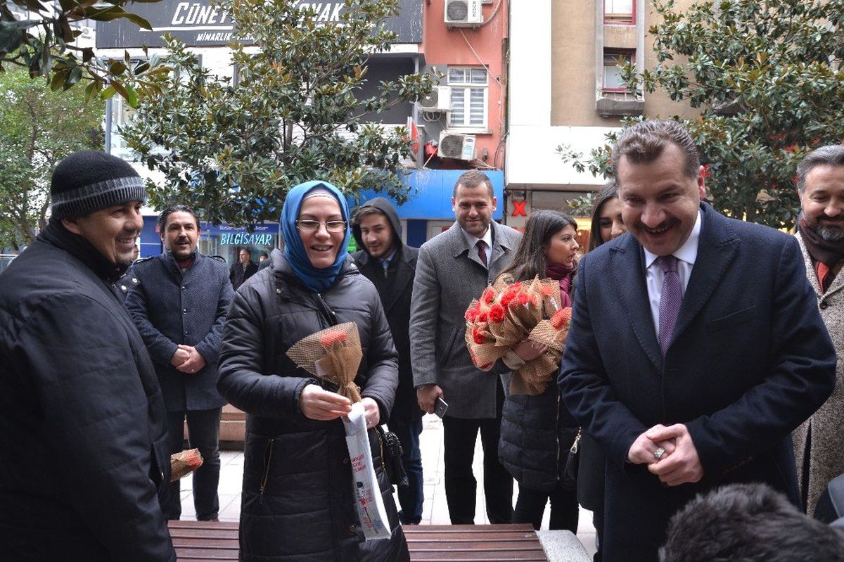 Başkan Adayları Seçim Çalışmasında Karanfil Dağıttı