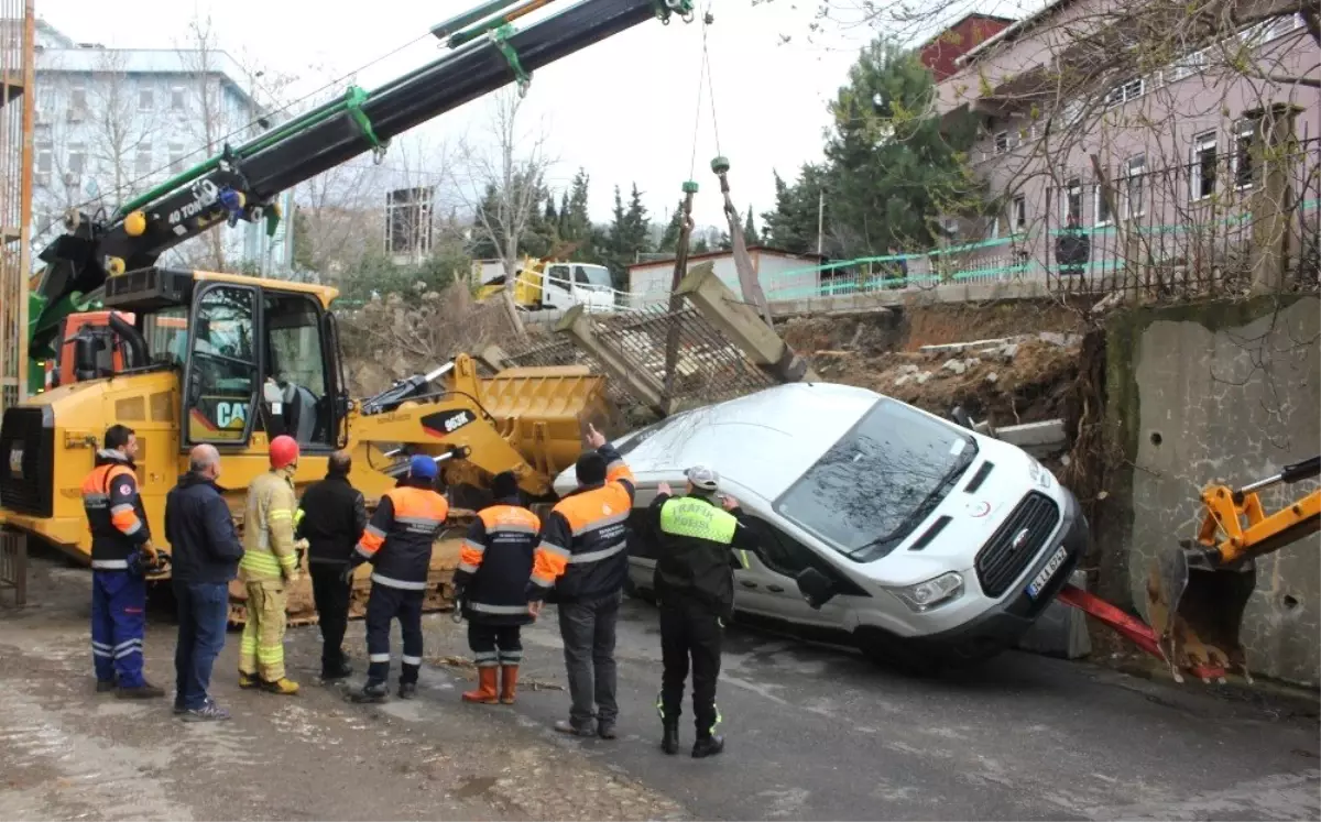 Beykoz\'da Çöken İstinat Duvarının Altında Kalan Araçlar Kaldırıldı