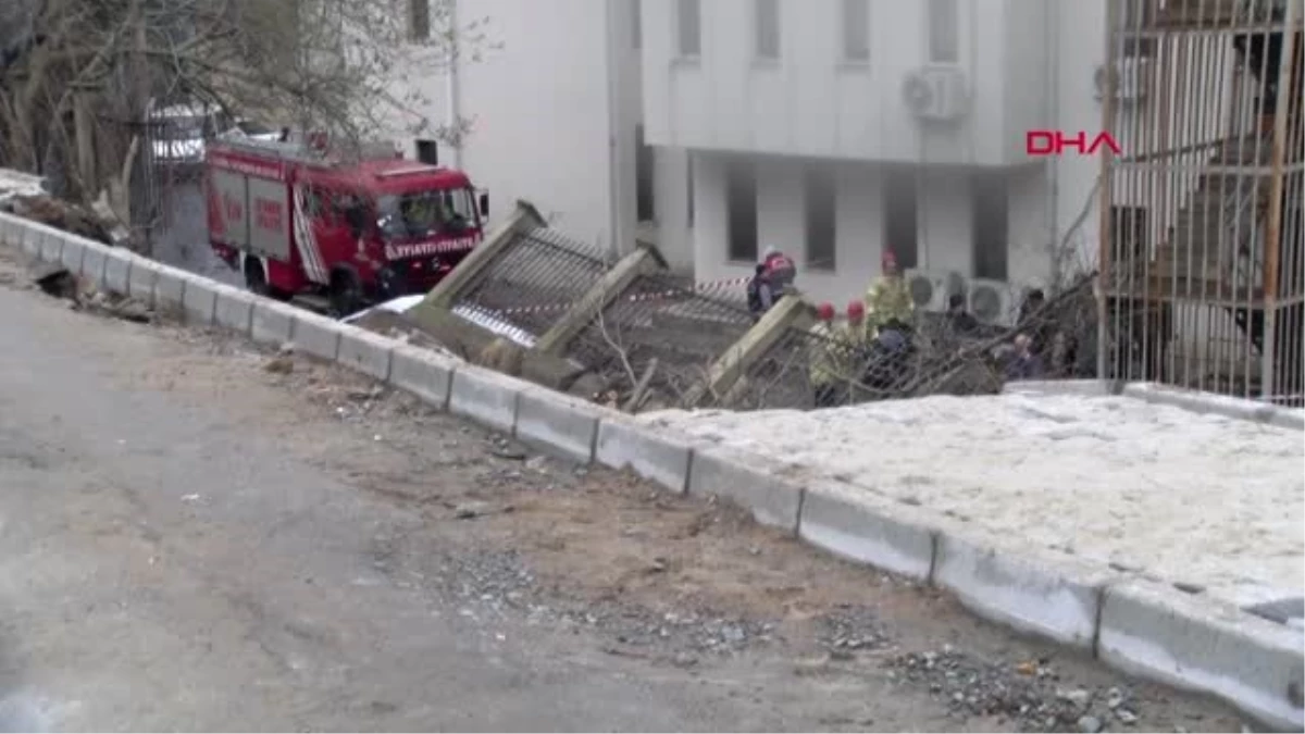 Beykoz\'da İstinat Duvarı Araçların Üzerine Çöktü