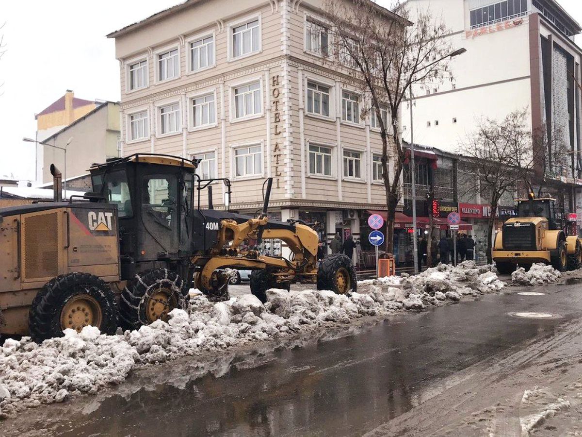 Bingöl\'ün Merkezinde 2 Bin Kamyon Kar Taşındı