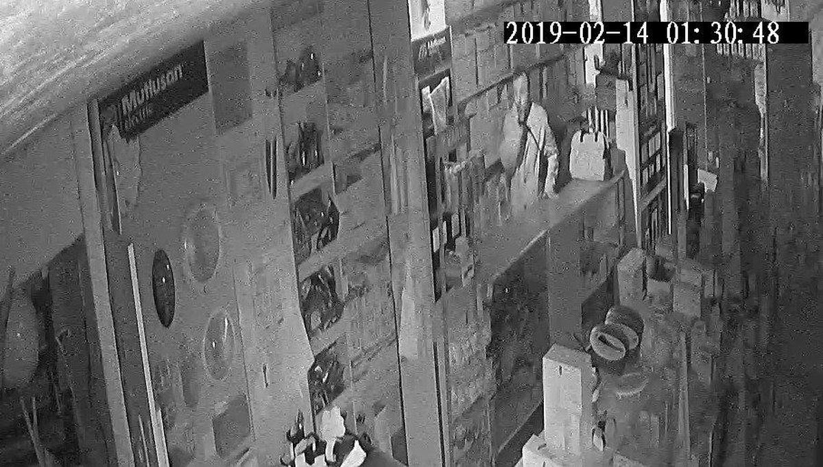 Bir Gecede 3 Dükkan Soydu Kameraya \'Sus\' İşareti Yaptı