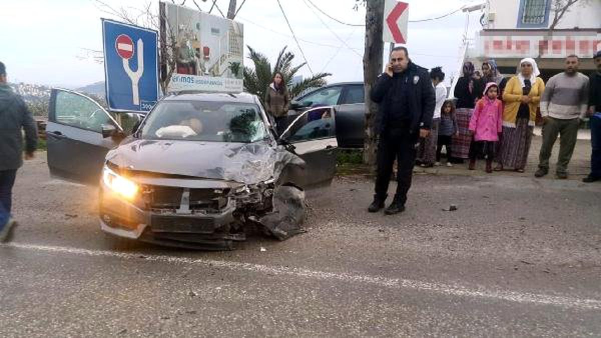 Bodrum\'da Otomobil ile Öğrenci Servisi Çarpıştı: 13 Yaralı