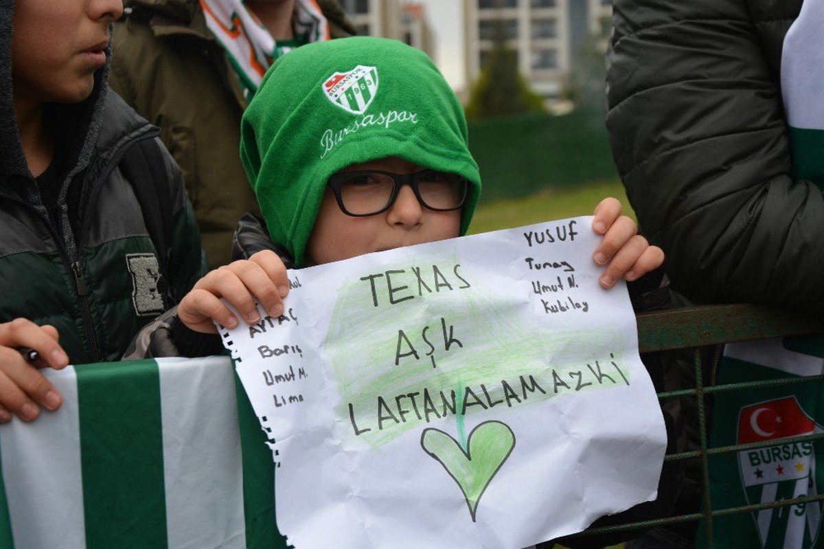 Bursaspor\'lu Futbolcular ile Taraftarlar Sevgililer Günü\'nde Buluştu