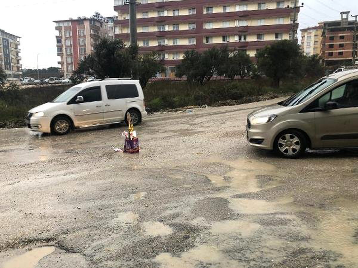 Çukurlu Yola, Çiçekli Tepki