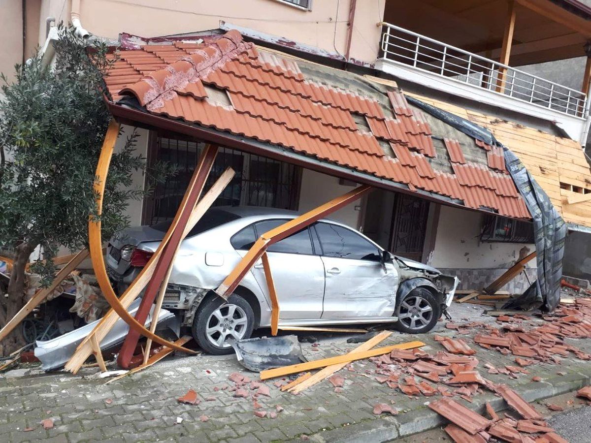 Direksiyon Hakimiyetini Kaybetti Bina Girişine Daldı