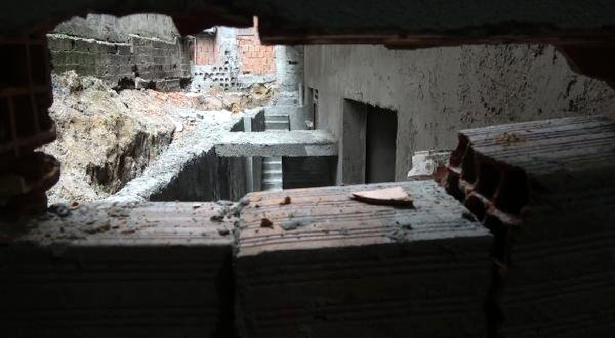 Duvarı Delerek 100 Bin Liralık Gümüş Takı Çaldılar