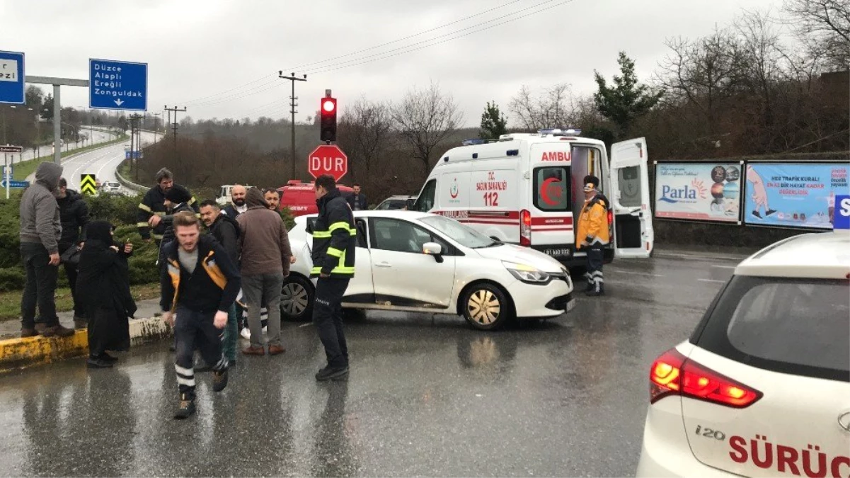 Düzce\'de Ambulans Otomobille Çarpıştı: 1 Yaralı