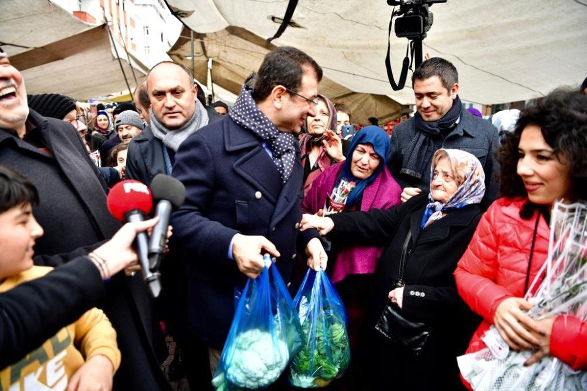 Ekrem İmamoğlu Pazara Gelen Kadınları Karanfille Karşıladı