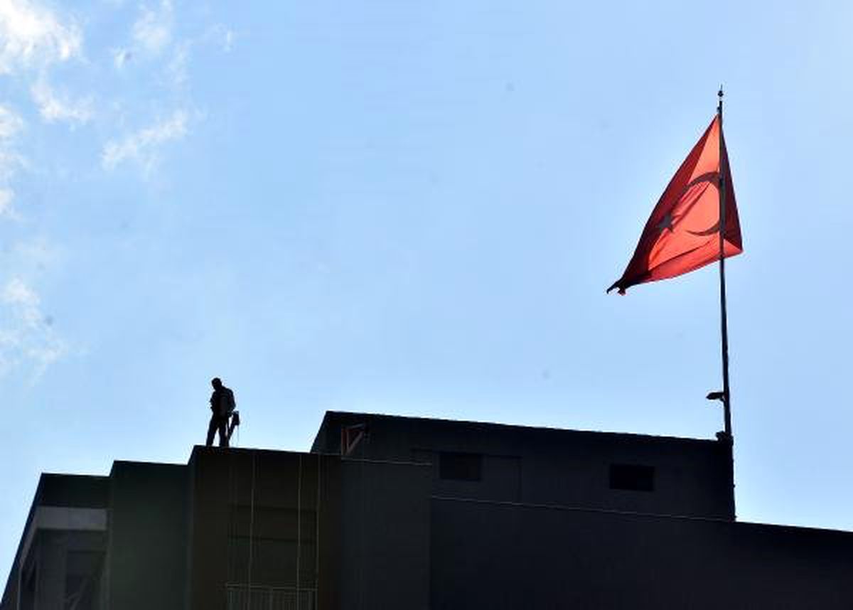 Eski Sevgilisiyle Barışmak İçin Çatıya Çıktı, Meraklılar Canlı Yayın Yaptı