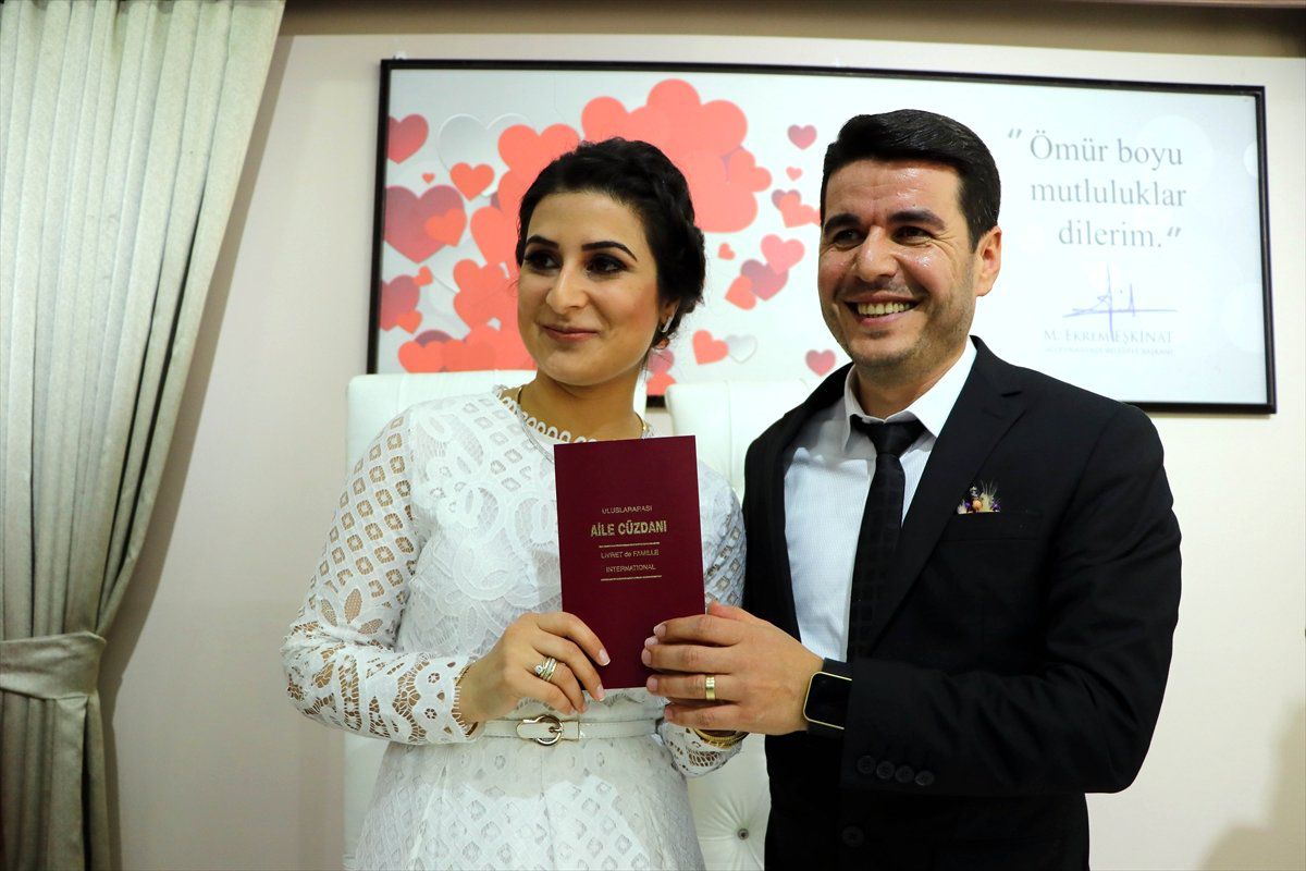 Evlenmek İçin Sevgililer Günü\'nü Seçtiler