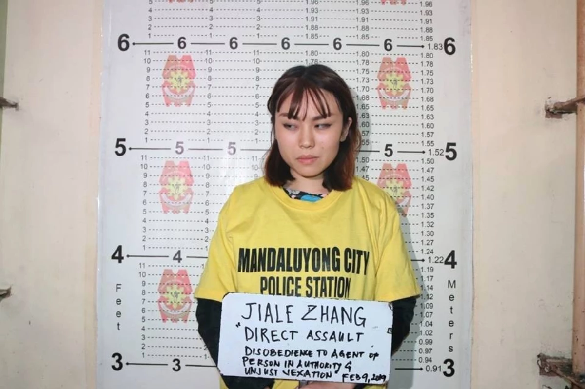 Filipinler\'de Polise Puding Fırlatan Çinli Öğrenci Gözaltında