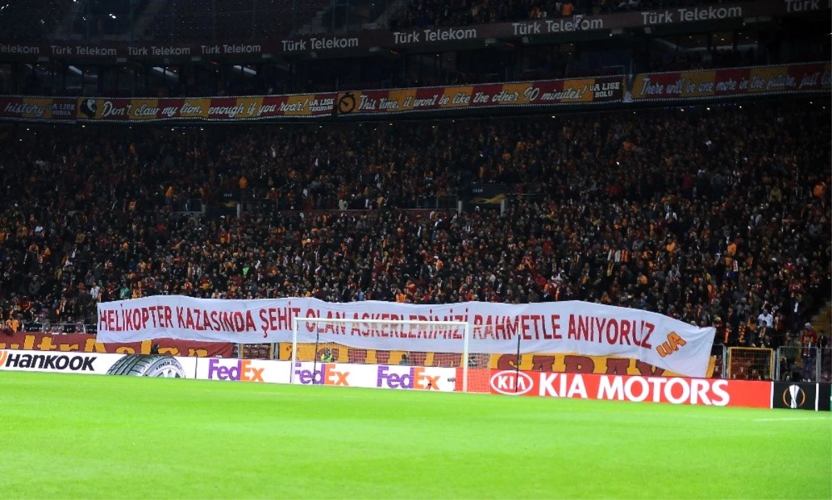 Galatasaray Taraftarından Anlamlı Pankartlar