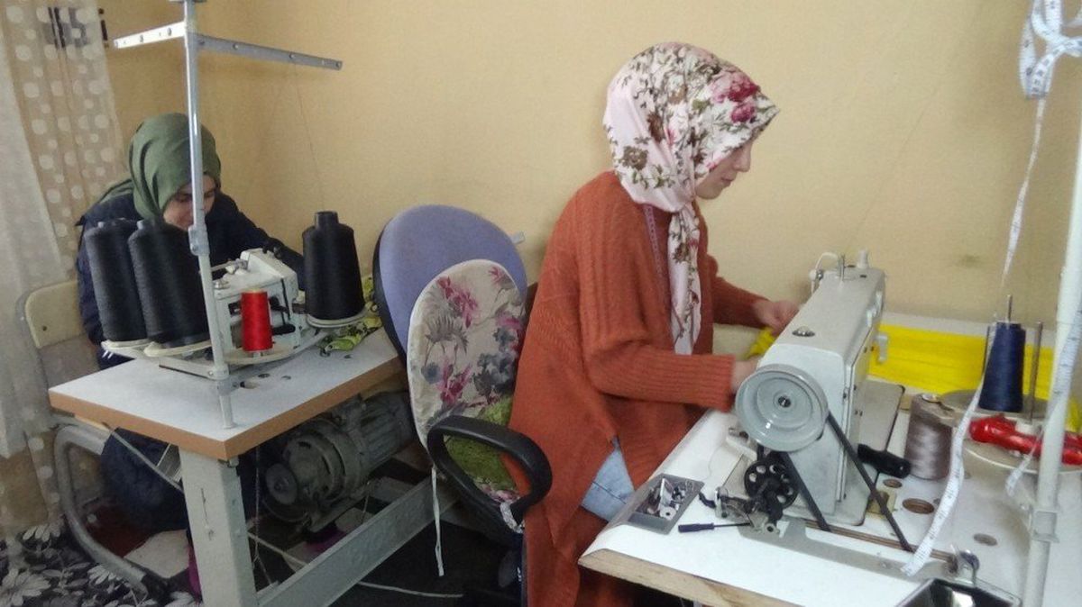 Genç Kız Evinin Bir Odasını İş Yerine Çevirdi