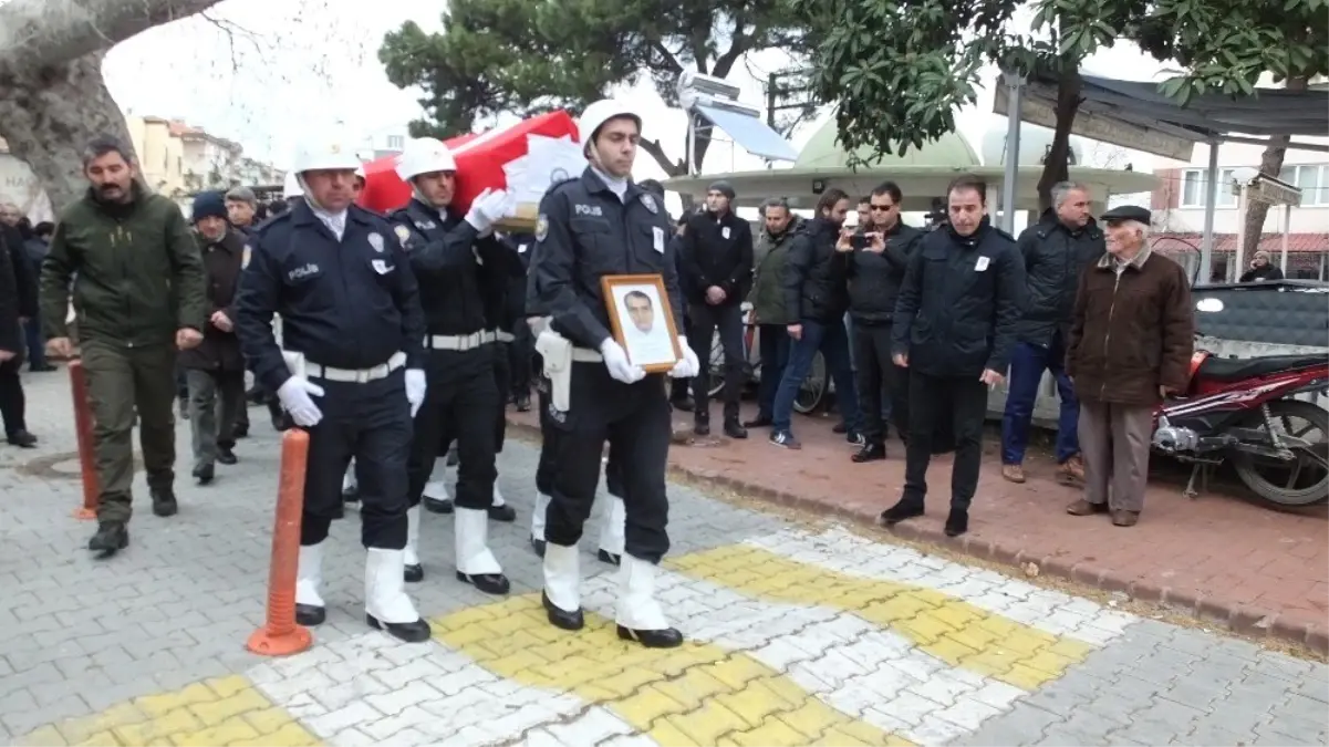 Genç Polis Meslektaşlarının Omuzlarında Toprağa Verildi