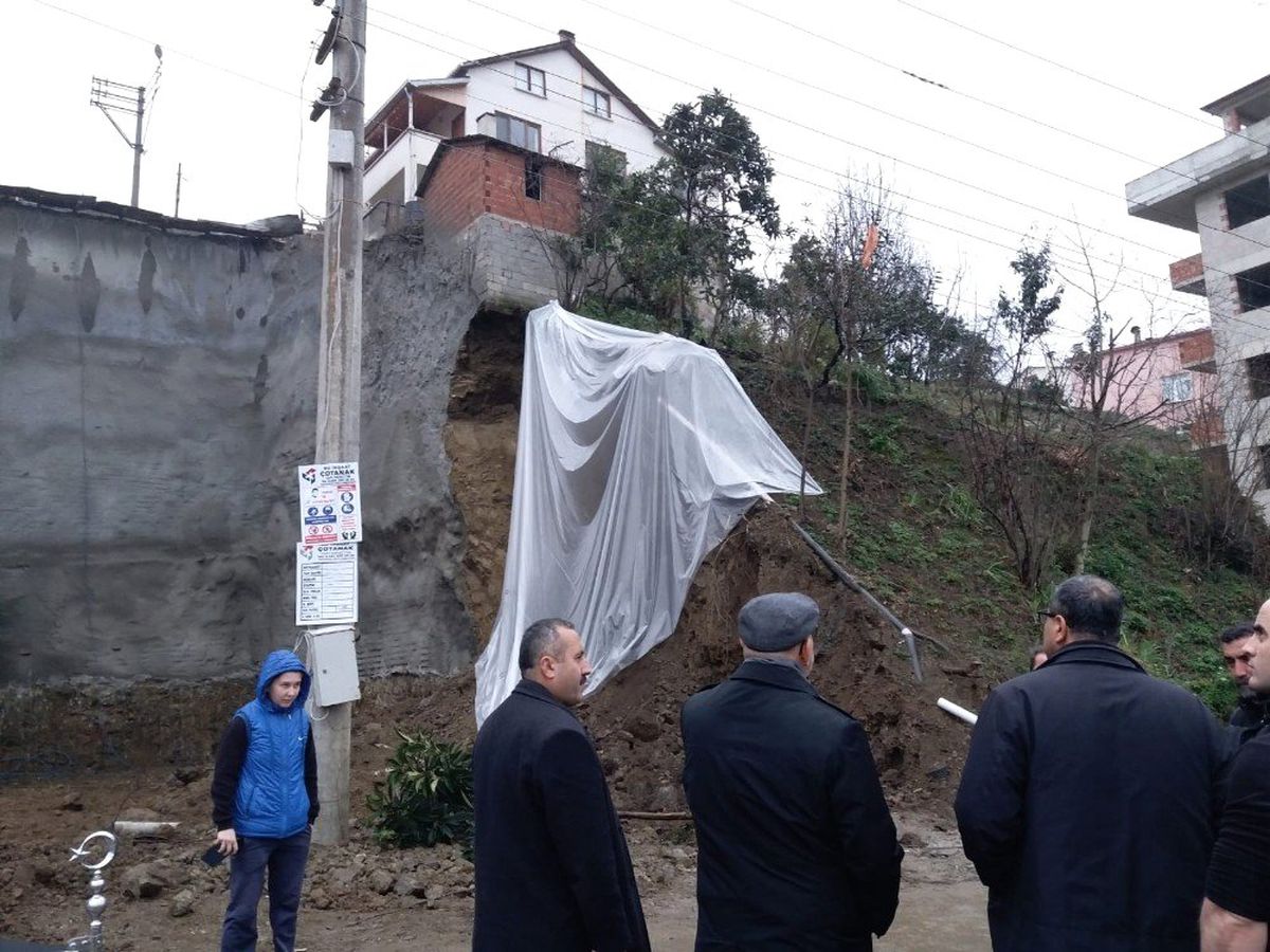 Giresun\'da İnşaat Temelinde Heyelan Meydan Geldi, Çevre Evler Boşaltıldı