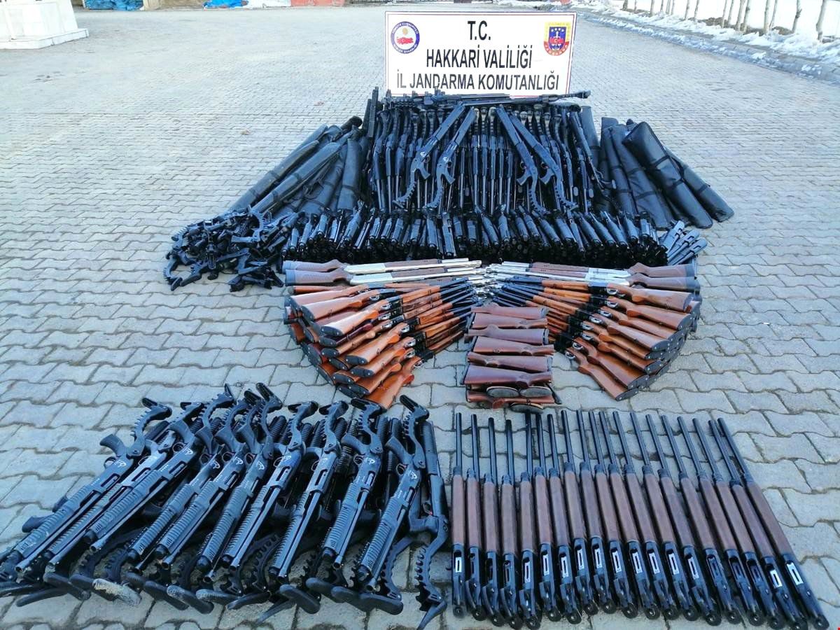 Hakkari\'de 396 Av Tüfeği Ele Geçirildi