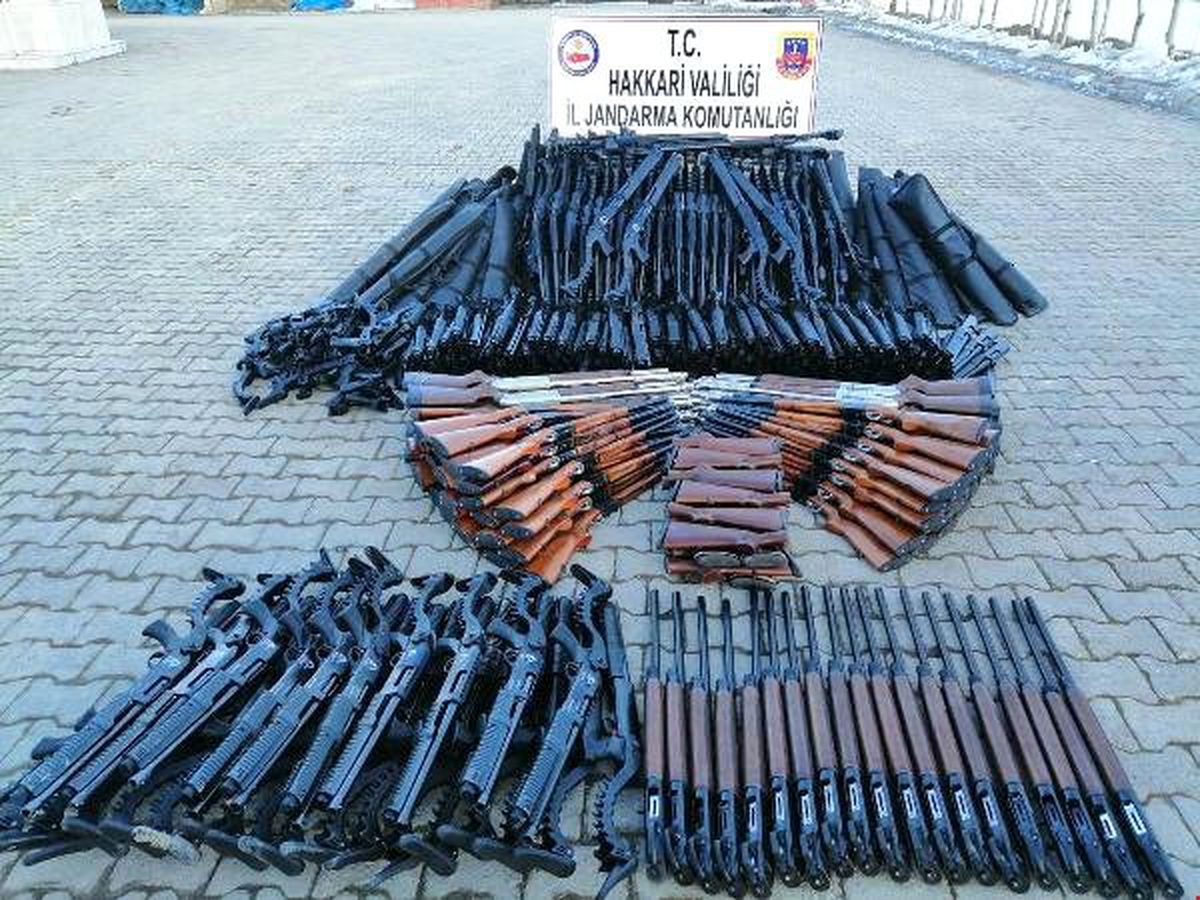 Hakkari\'de Arazide 396 Av Tüfeği Bulundu