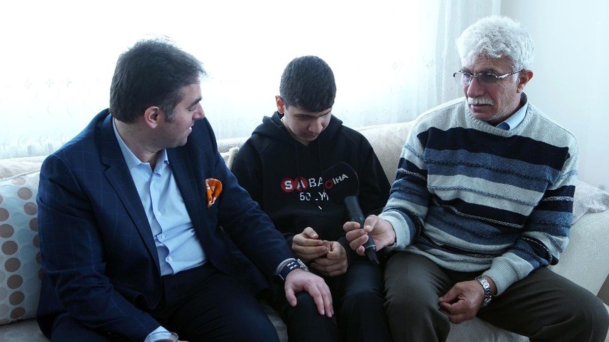Hayali Doktorluk Olan Görme Engelli Gence, Doktor Başkan Adayından Sevindiren Ziyaret