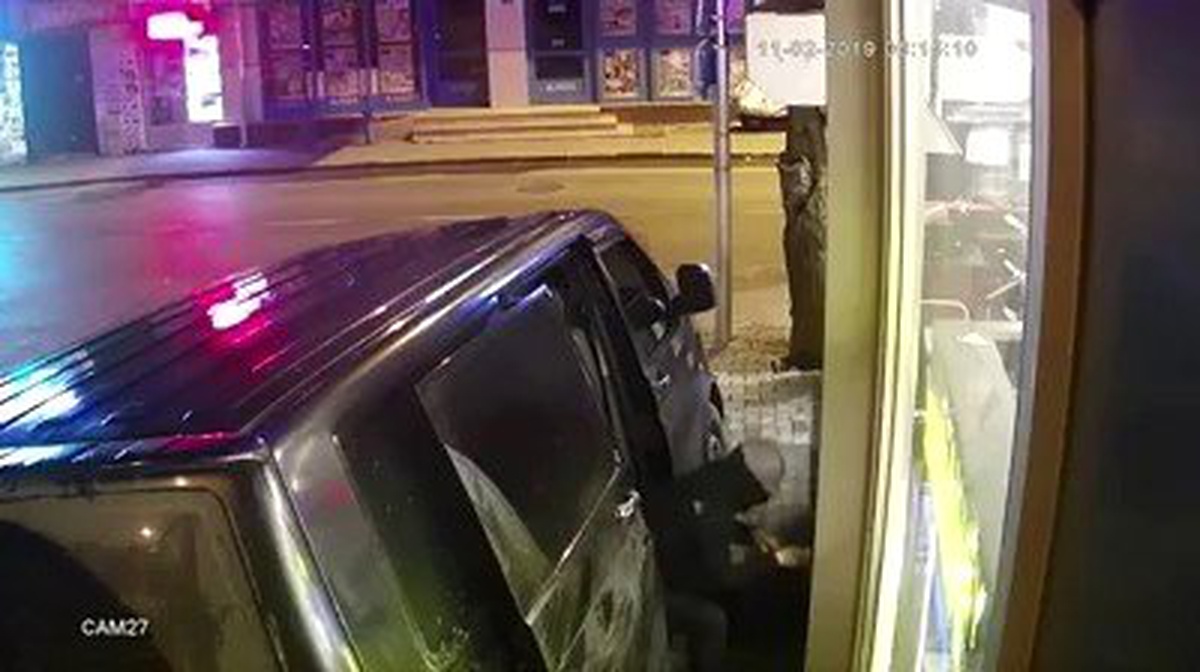 Herkesin Gözünde İş Yerinin Kepenklerini Kırmaya Çalışan Hırsızlar Kamerada