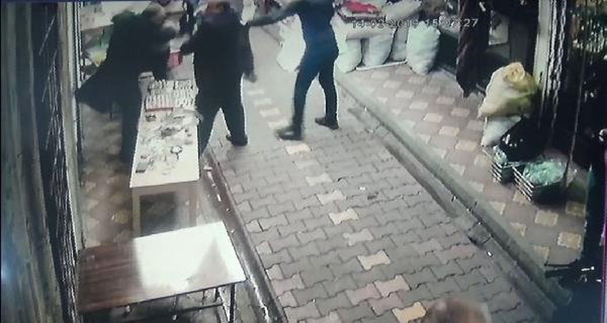 İş Yerinde Başlayıp, Sokakta Süren Kavga Kamerada
