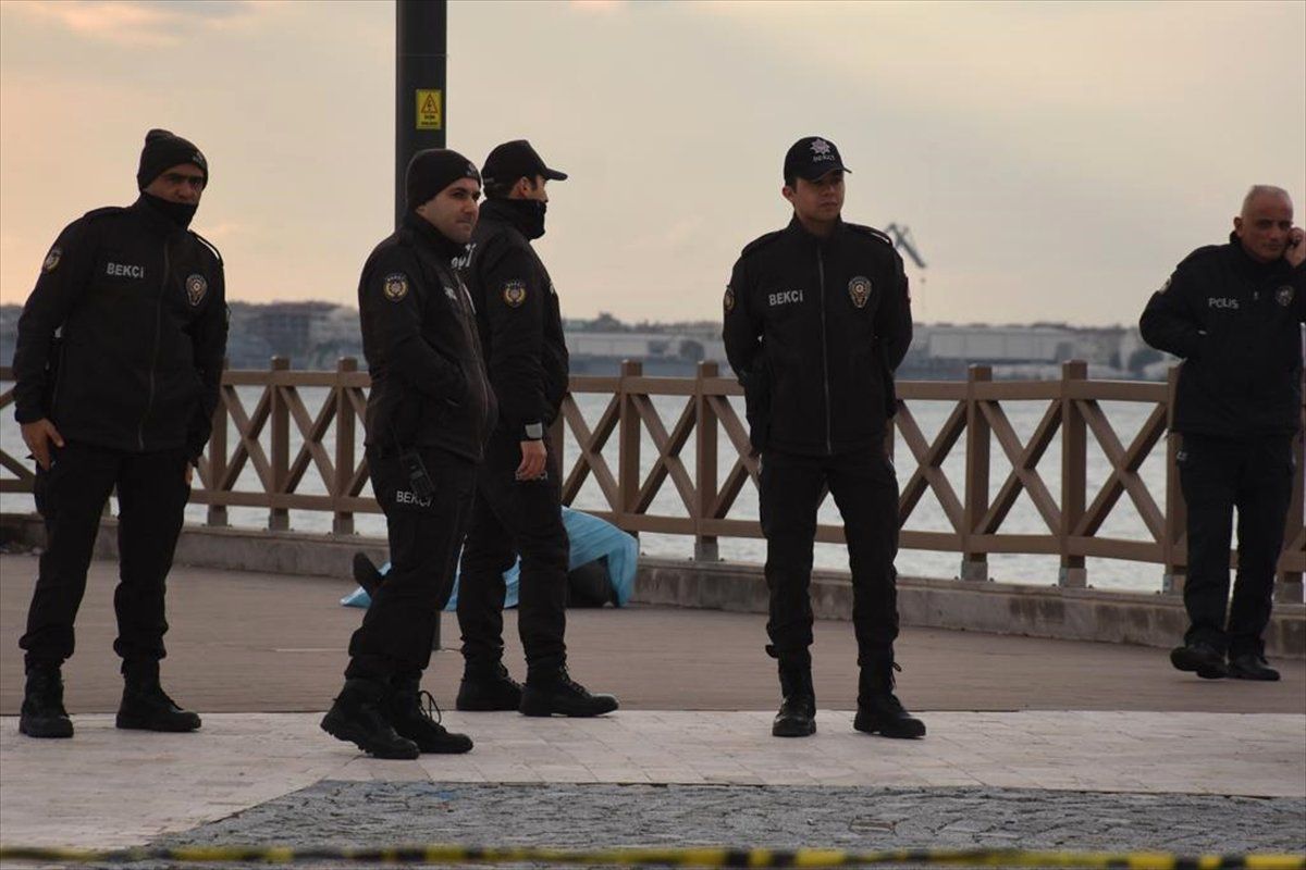 İzmir\'de Denizde Ceset Bulundu
