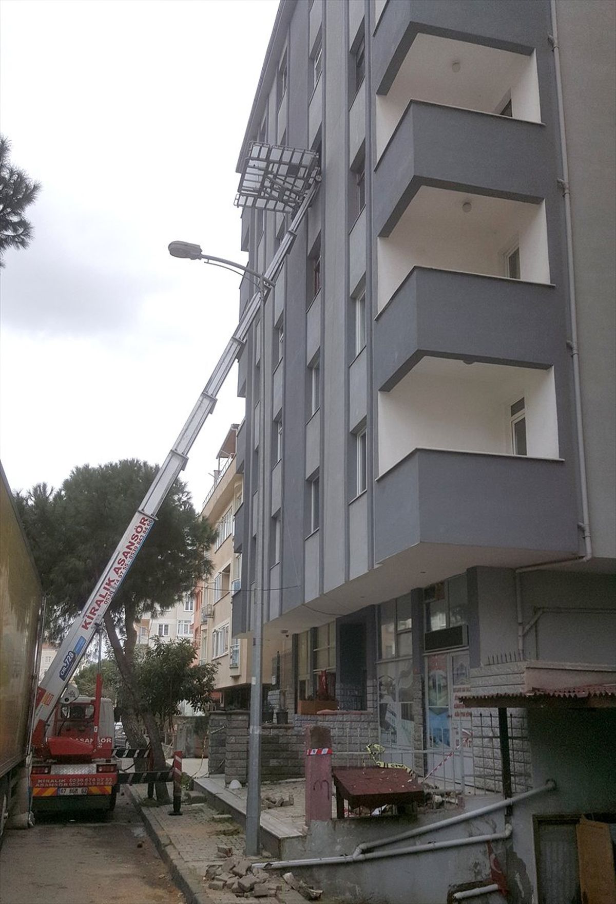 Kartal\'da Riskli Binaların Yıkımı