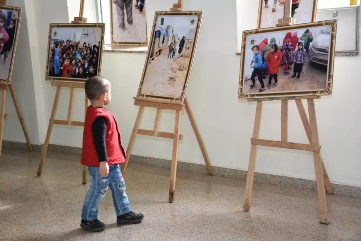 Küçük Çocuk, Azez\'deki Yaşıtlarını Görünce Bakakaldı