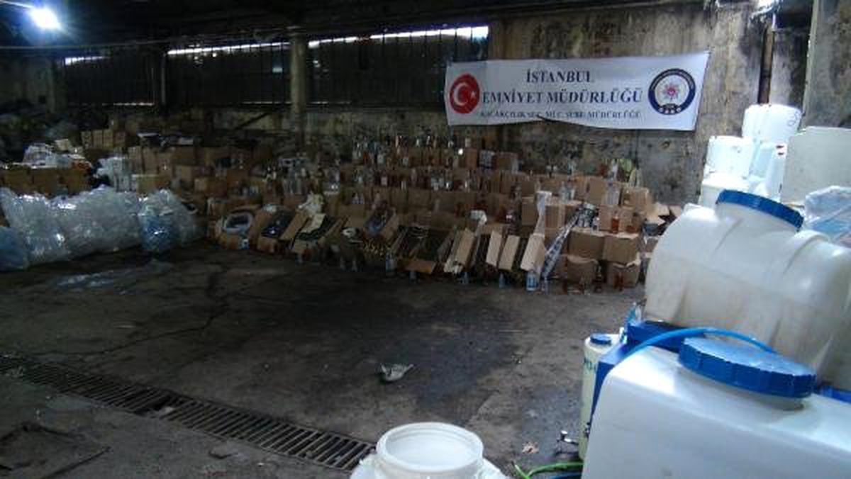 Küçükçekmece\'de Sahte Şampuan ve İçki Operasyonu