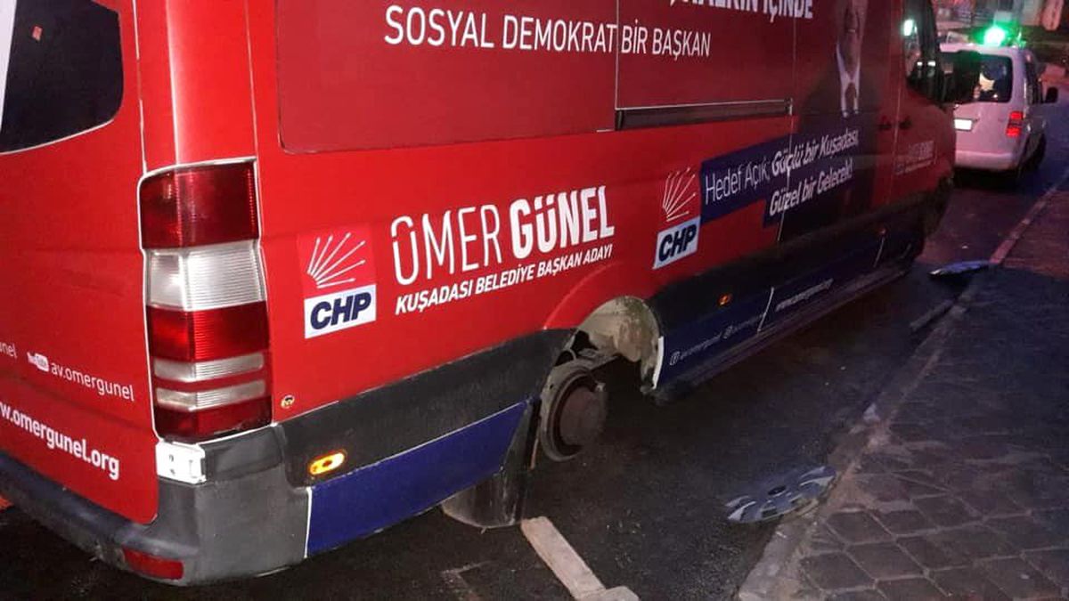 Kuşadası\'nda CHP\'li Başkan Adayının Seçim Minibüsünün Lastikleri Kesildi