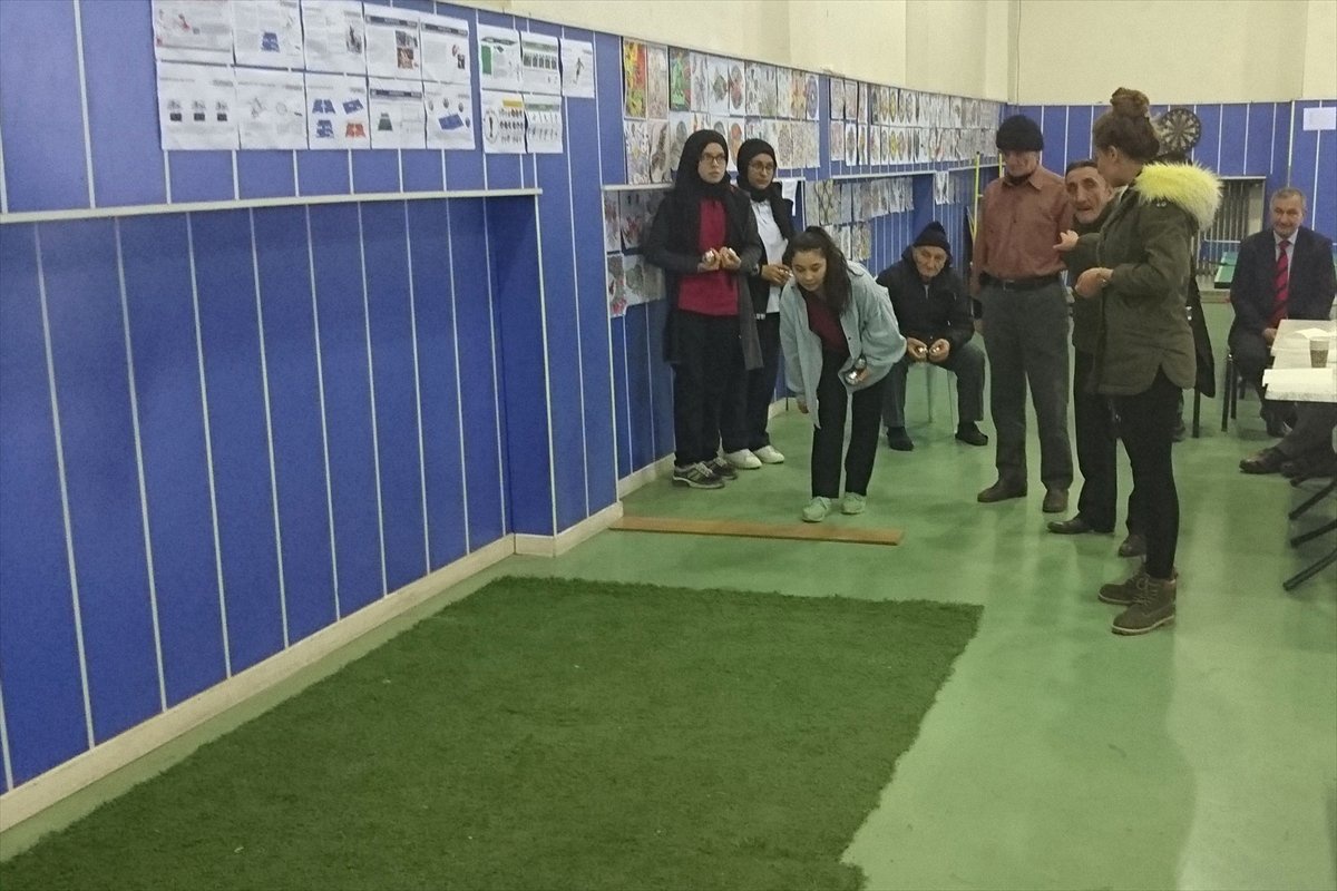 Lise Öğrencileri Huzurevi Sakinlerini Ağırladı