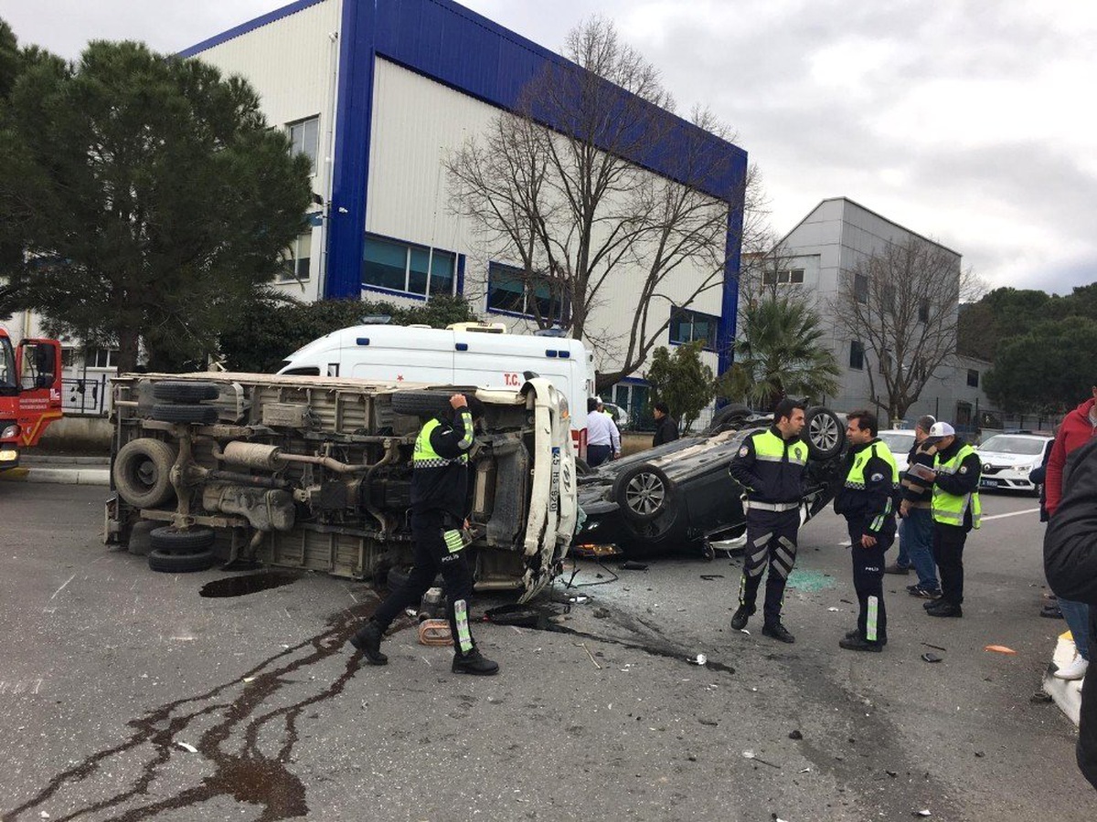 Manisa\'da Kamyonet ile Otomobil Çarpıştı: 3 Yaralı