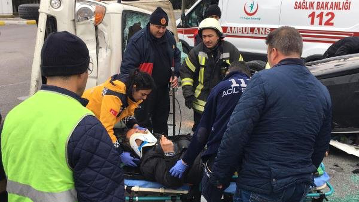 Manisa\'da Otomobil ile Kamyonet Çarpıştı: 3 Yaralı