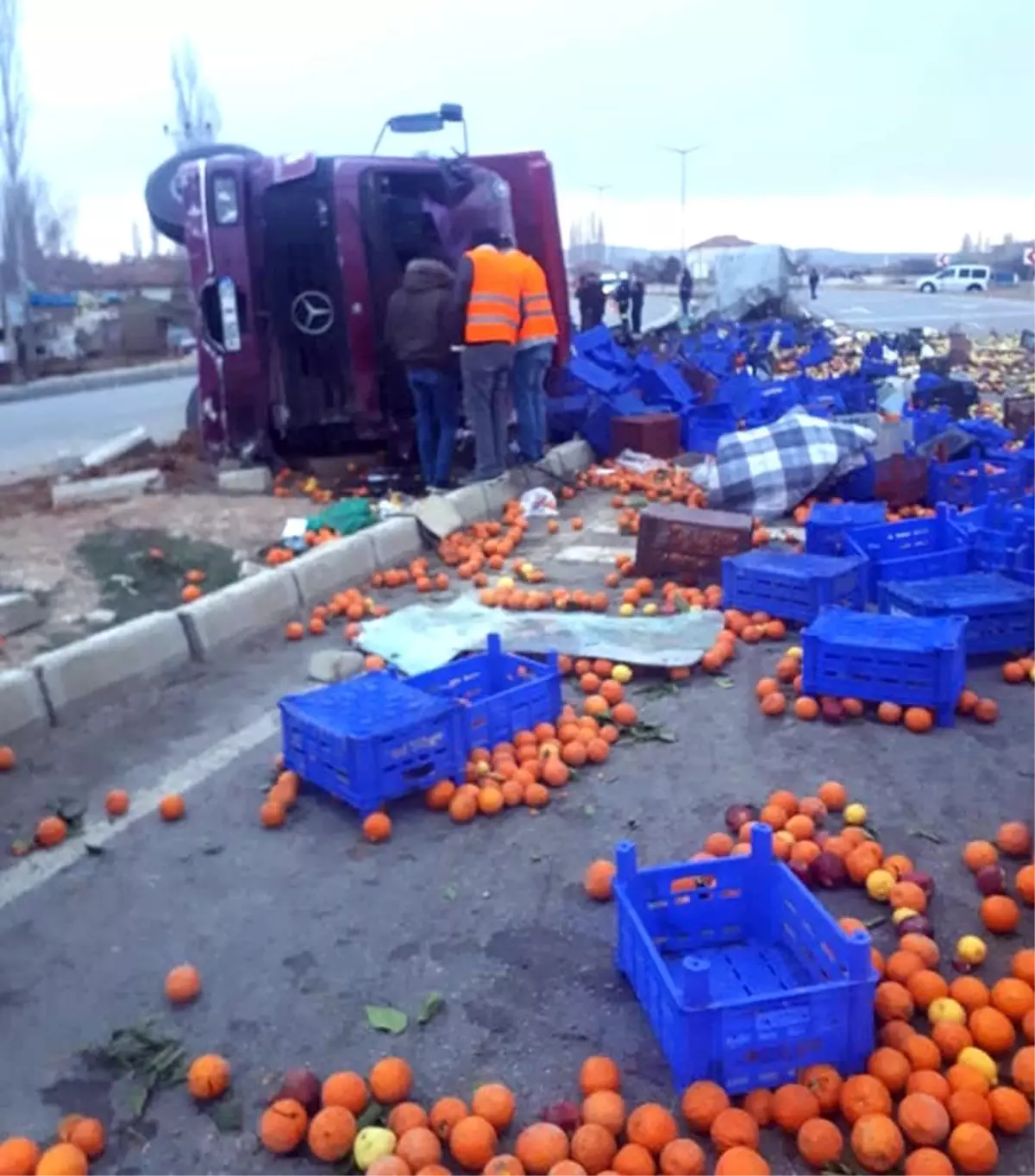 Meyve Yüklü Tır Devrildi: 1 Ölü, 1 Yaralı