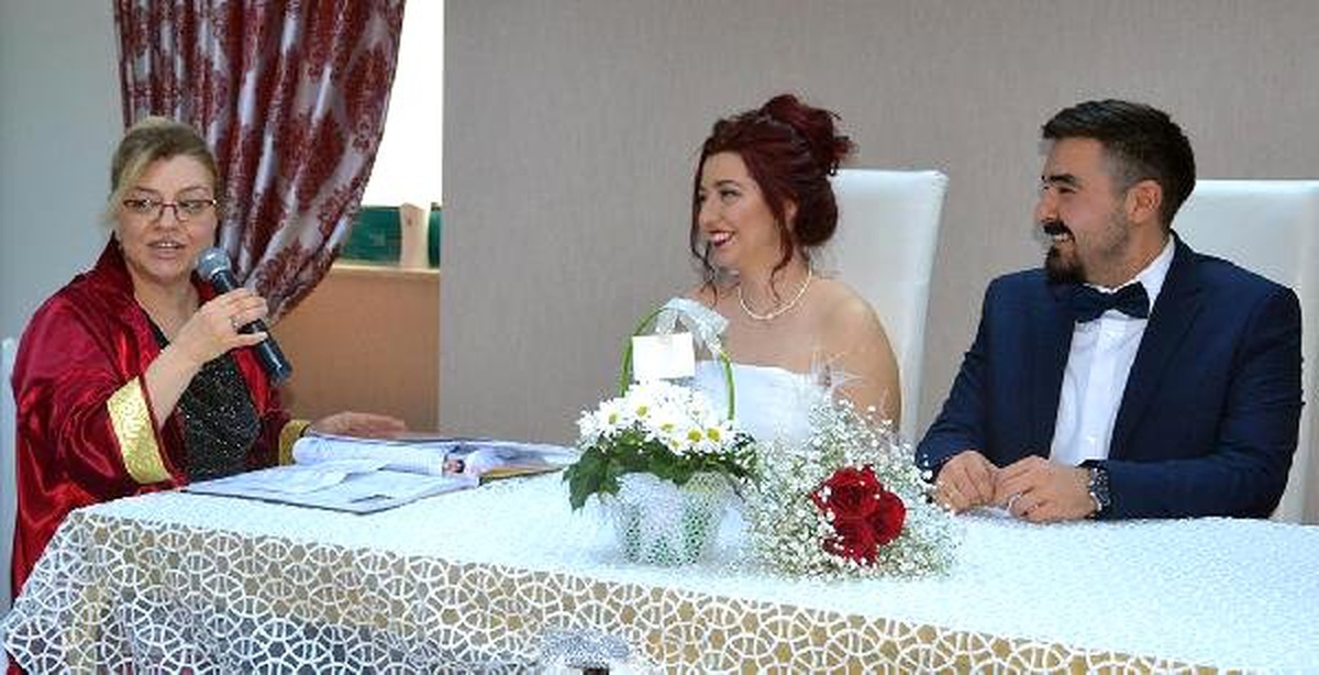 Nikah Memuru Anne, 14 Şubat\'ta Kızının Nikahını Kıydı