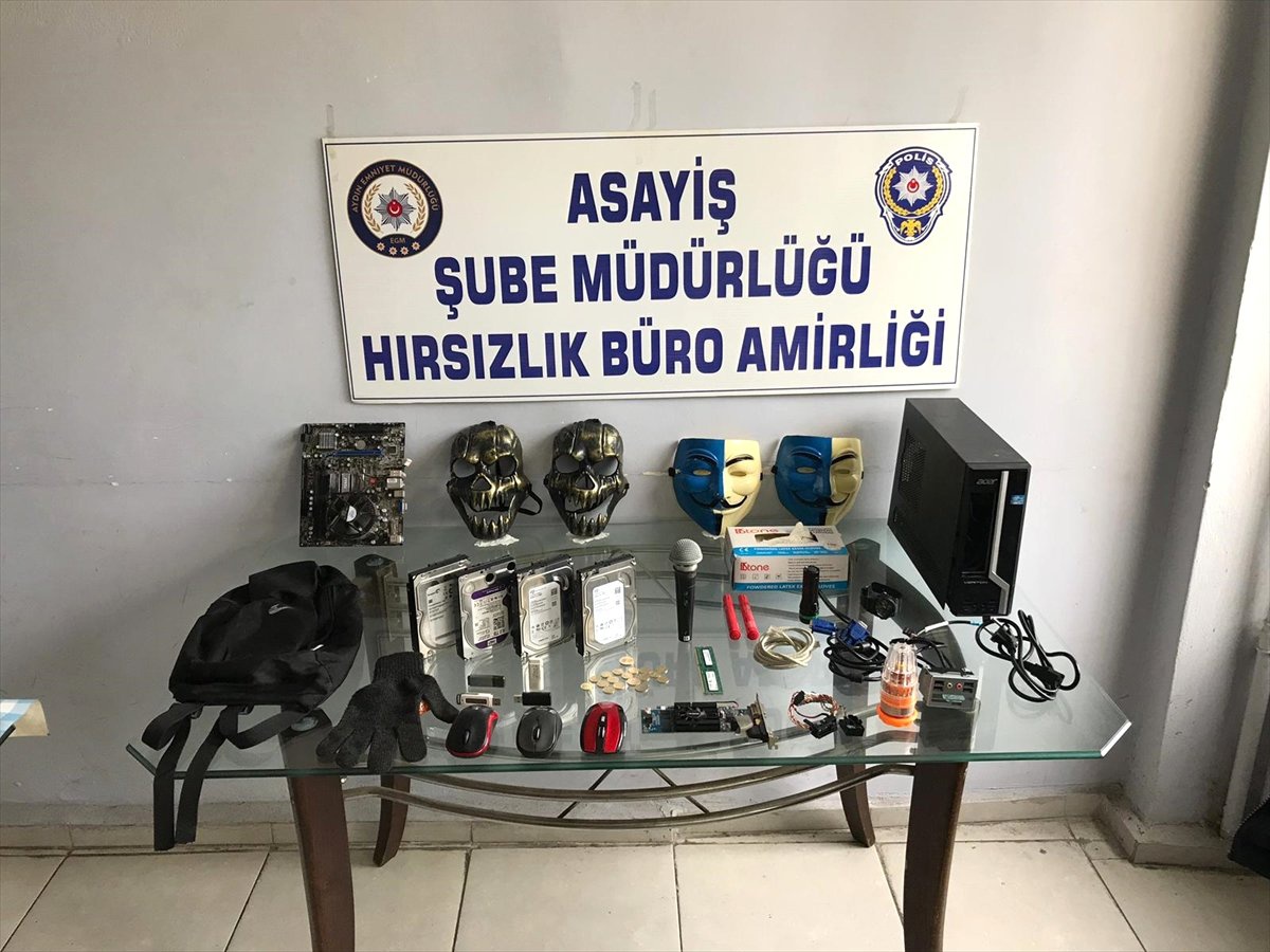 Okuldan Maskeli Hırsızlık Güvenlik Kamerasında