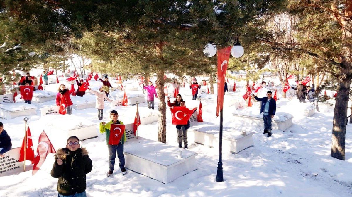 Ortaokul Öğrencilerinden Karskapı Şehitliğine Ziyaret