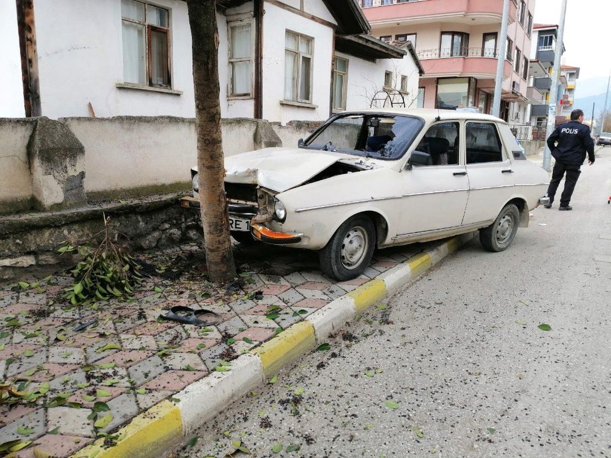 Otomobil Ağaca Çarptı: 2 Yaralı