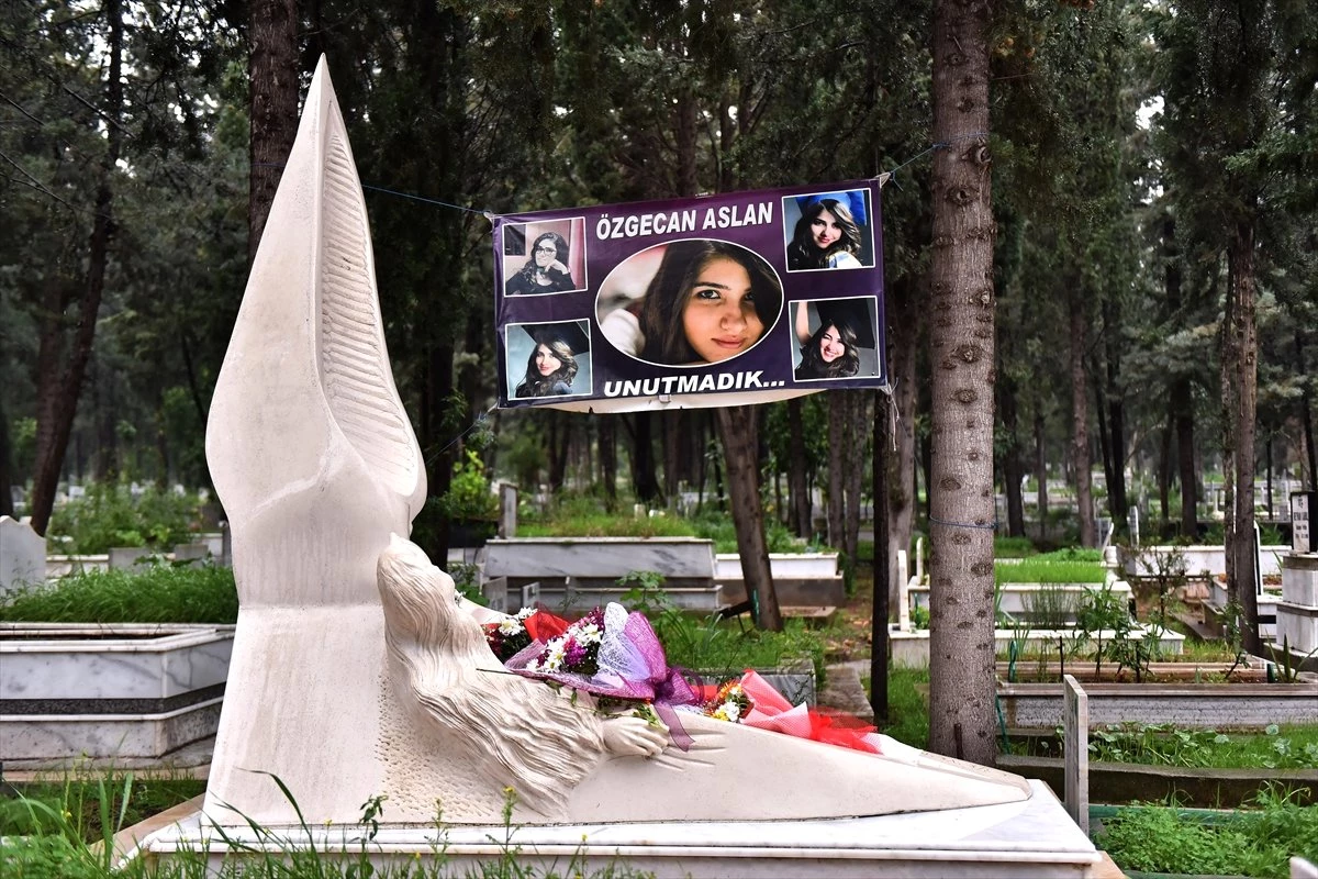 Özgecan Aslan\'ın Mezarına "Sevgililer Günü" Ziyareti