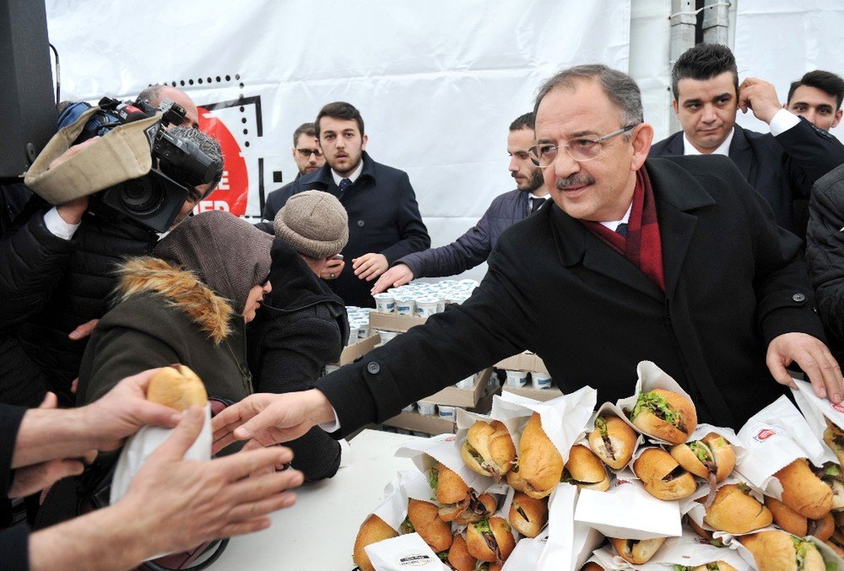 Özhaseki, Kılıçdaroğlu\'ndan Aldığı Tazminat ile Ankaralılara Döner Ziyafeti Çekti