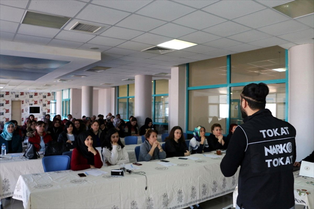 Polisten Üniversite Öğrencilerine Uyuşturucu Eğitimi