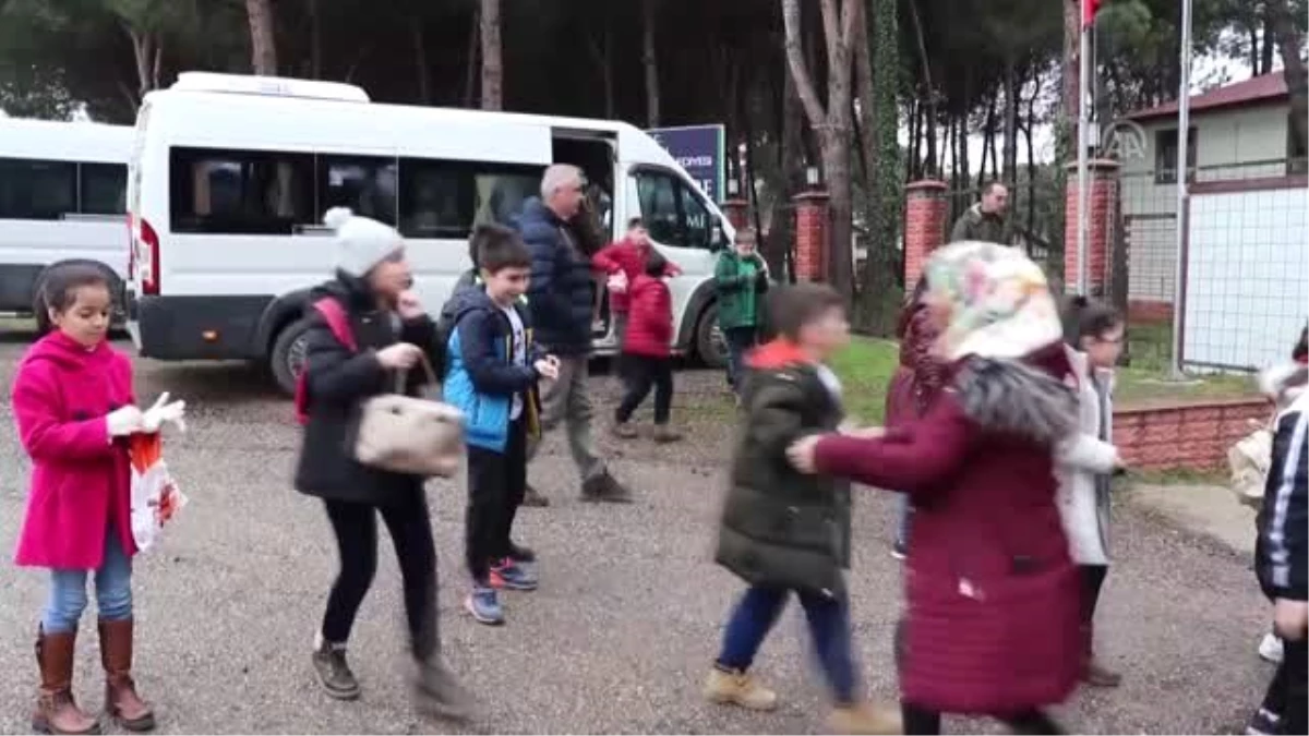 Sevgilerini Sokak Köpeklerine Mama Alarak Gösterdiler