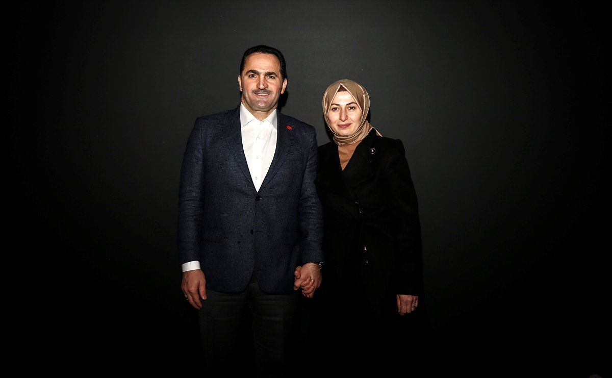 Sevgililer" Galata Kulesi\'ne Yansıdı