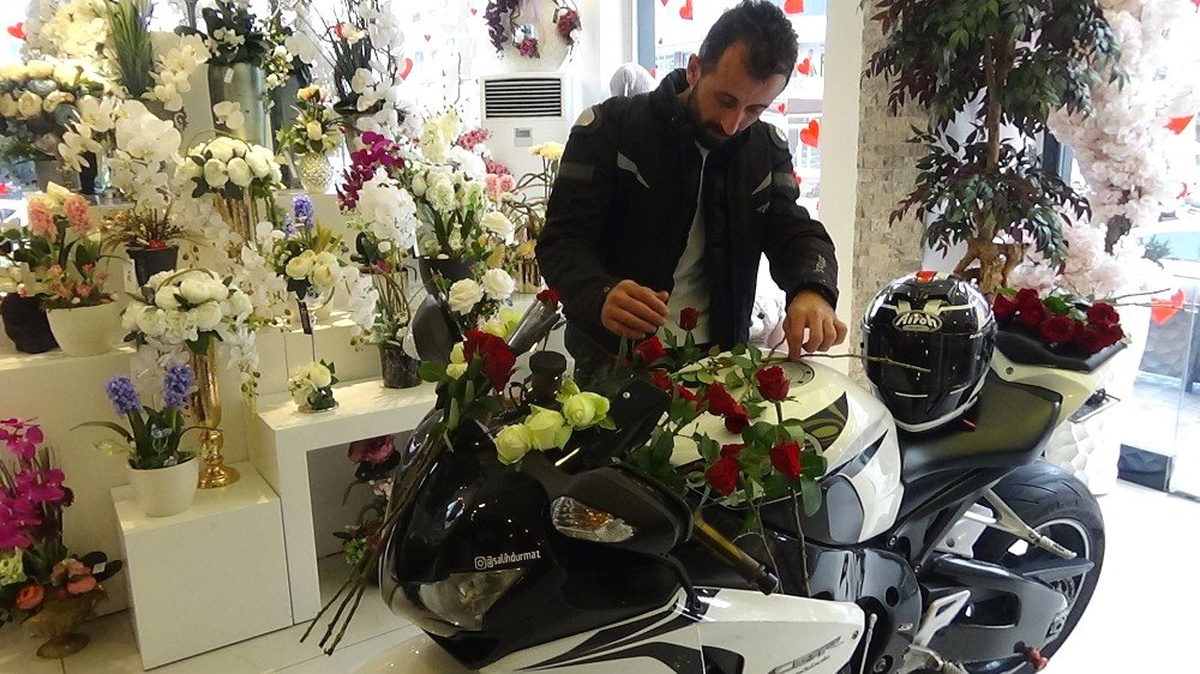 Sevgililer Günü\'nde \'Sevgilim\' Dediği Motosikletine Gül Aldı