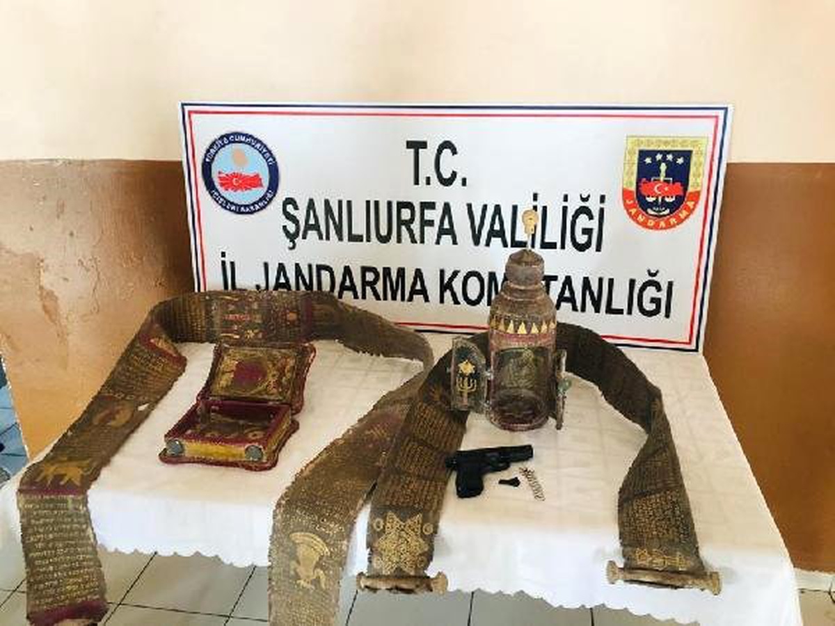 Tarihi Eser Diye Kitap Satmaya Çalışan 3 Kişi, Yakalandı